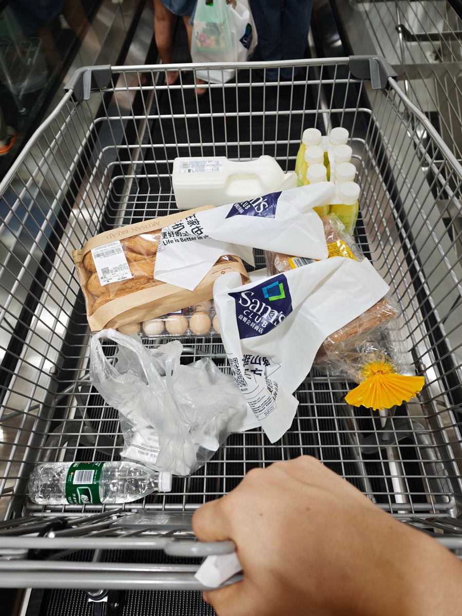 最终买的东西 —— 一打饮料，一大瓶牛奶，一盒鸡蛋，还有一袋吐司面包等等